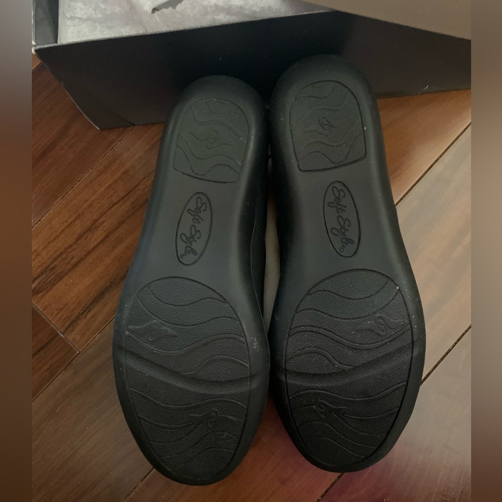 New Woman’s Shoes Size 7 - Picture 2 of 4
